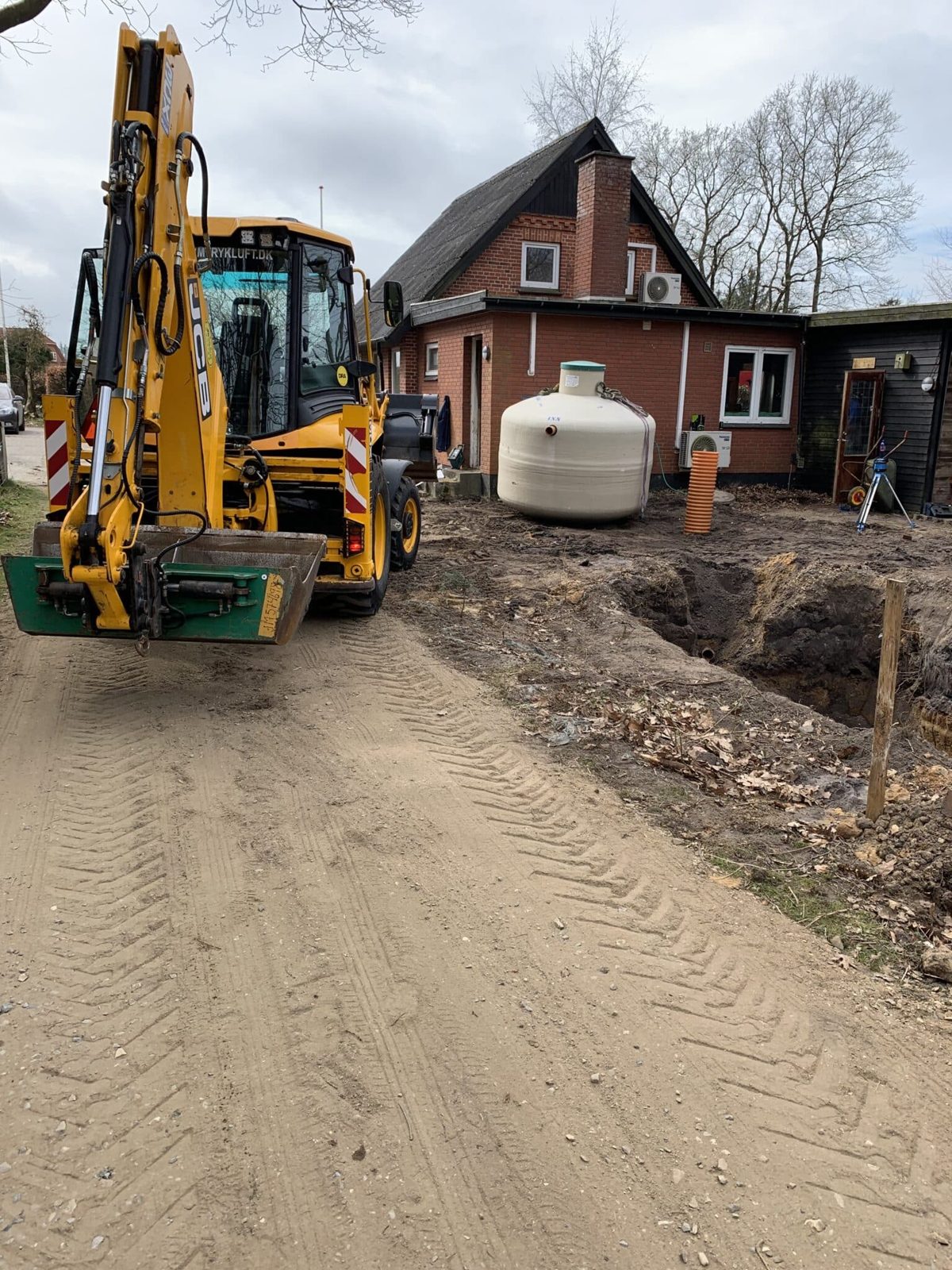 Rendegraver ved kloakarbejde på en indkørsel